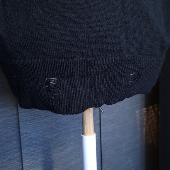 Black and White V-neck oversized distressed sweater - Picture 9 of 11